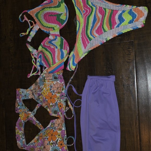 Medium Swim Bundle 5/$15 - Picture 4 of 4